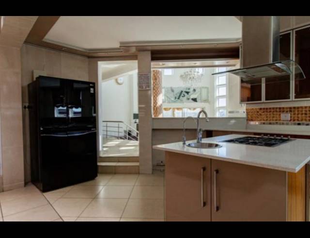 6 BEDROOM HOUSE FOR SALE IN BASSONIA